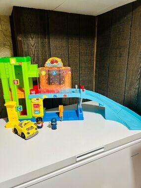 Fisher-Price Little People Car Wash player